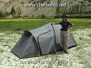légende: Isa devant la tente a Wanla Ladakh
qualityCode=raw
sizeCode=half

Données de l'image originale:
Taille originale: 167517 bytes
Temps d'exposition: 1/300 s
Diaph: f/400/100
Heure de prise de vue: 2002:06:13 13:51:51
Flash: non
Focale: 42/10 mm
